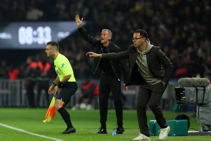 切尔西教练组稳定信号浮现;邮报辟谣高层不满传闻;罗塞尼尔执教之路获内部认可。 体育新闻