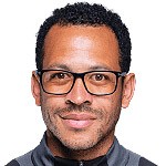 切尔西教练组稳定信号浮现;邮报辟谣高层不满传闻;罗塞尼尔执教之路获内部认可。 体育新闻